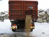 Liefern der Pellets in S�dtirol mit dem Abroller - Pellets abkippen - S�dtirol
