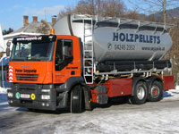 Pellets S�dtirol Silowagen - einblasen der Pellets in S�dtirol mit dem Silopumpwagen